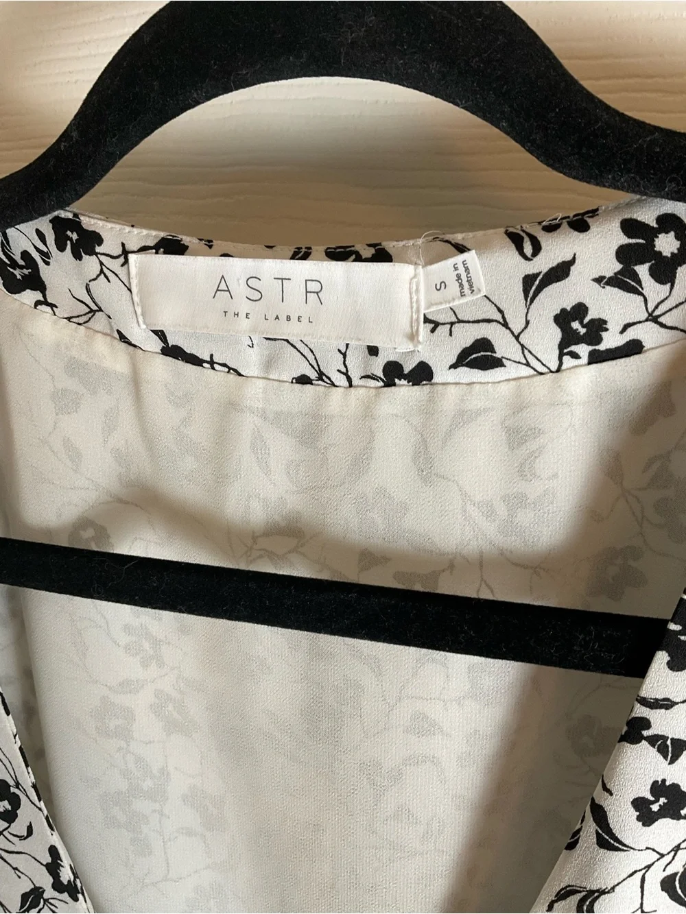 ASTR the Label Ivory Black Ditsy Floral Wrap Blouse Puff Bishop Sleeve Small